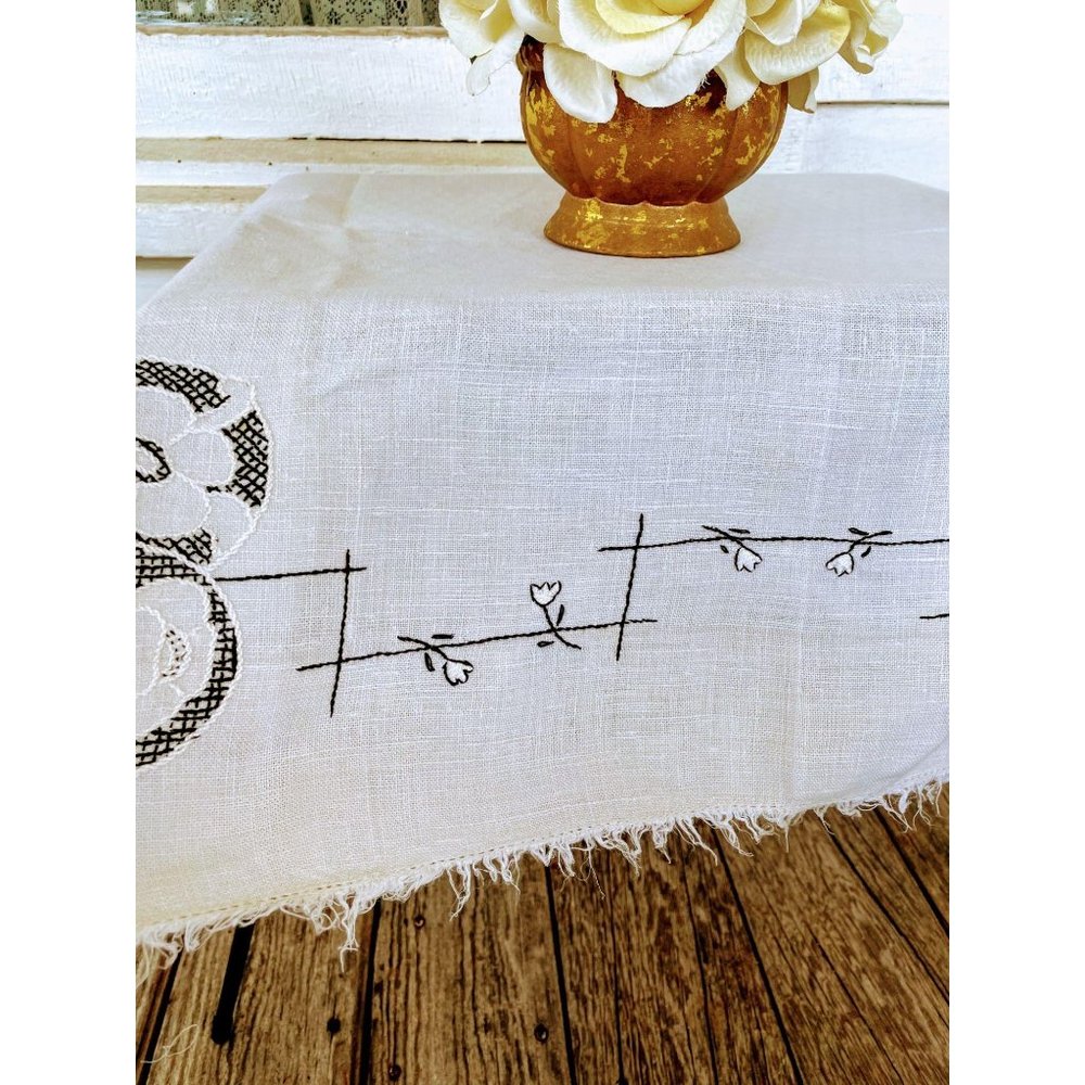 Vintage Flax Linen Embroidery small tablecloth - Picture 5 of 11